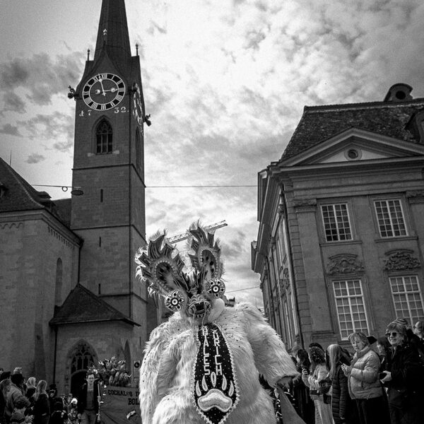 Entre ombres et traditions 🎭✨ Le Carnaval de zurich en noir & blanc, là où chaque masque r…