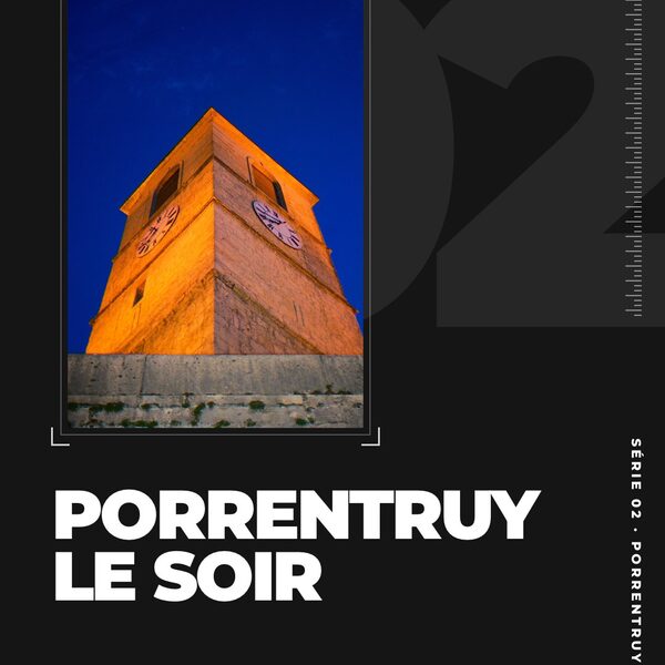 Porrentruy le soir. Les clochers, le porche et la fontaine au moment où les lampes s’allum…